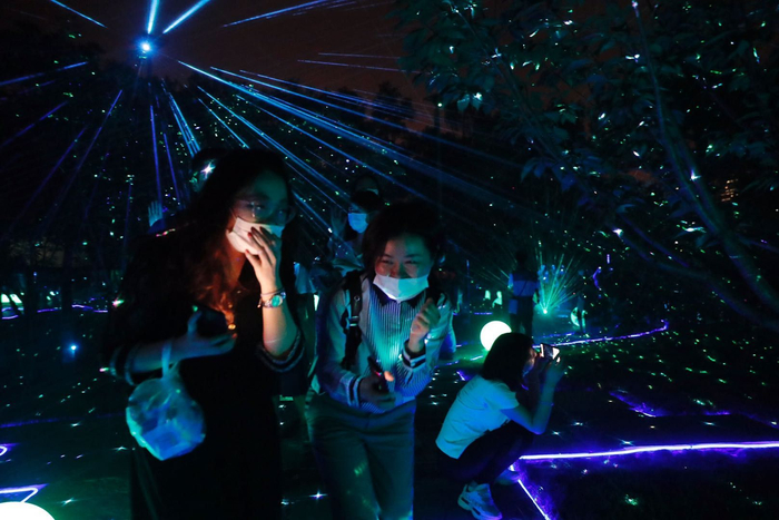 游客穿行于激光营造的雾影区。新京报记者 侯少卿 摄