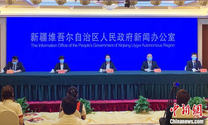 新疆20日召开疫情防控第三十四场新闻发布会。　赵雅敏 摄