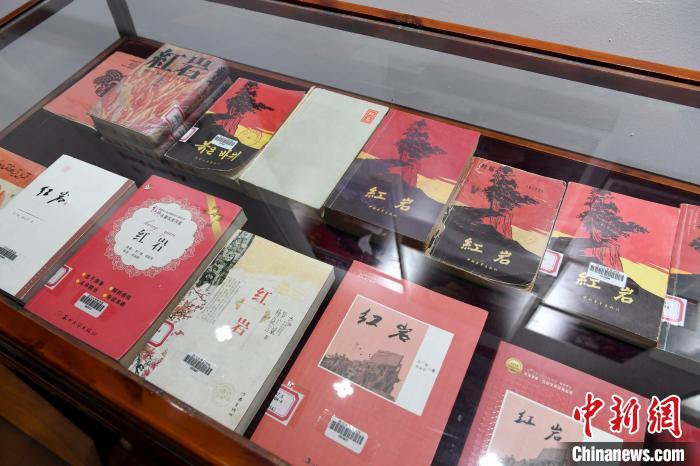 川大展出多语种多版本的《红岩》图书。　安源 摄