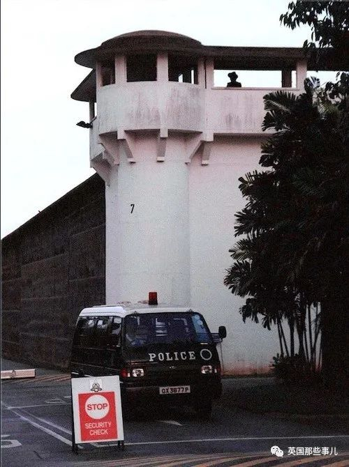 英国小哥在新加坡贩毒被判20年+鞭刑，英国外交部毛了…