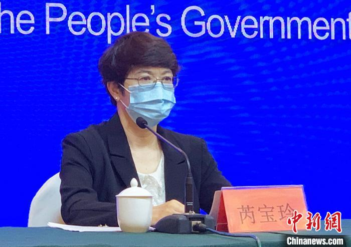 乌鲁木齐市疾控中心主任芮宝玲在新闻发布会上回答记者提问。　赵雅敏 摄