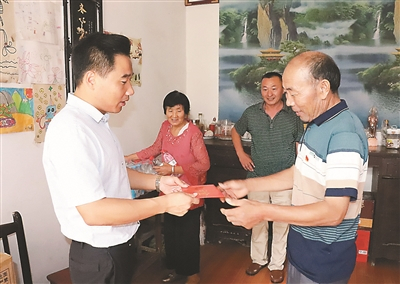  棠张镇党委书记郭华良（左一）