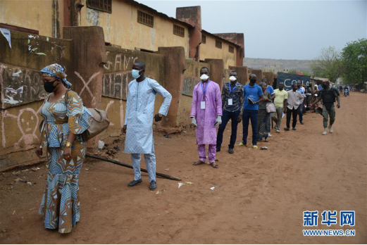今年3月马里议会选举，民众排队投票。（图：新华社）