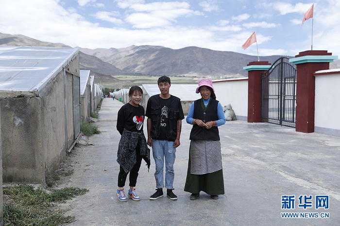 　　格桑和她的妈妈、哥哥在园区内合影。新华网记者焦鹏摄