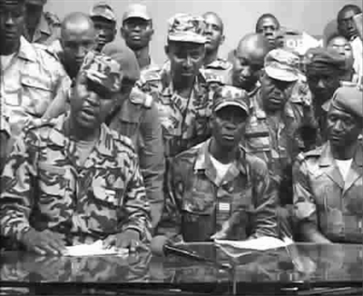 2012年，马里政变军人发表电视讲话。（图：新华社）