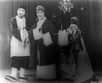  《断太后》高秀英饰李后（中）、杭麟童饰包拯（右）、王金洪饰范仲华（左） 一九七八年摄