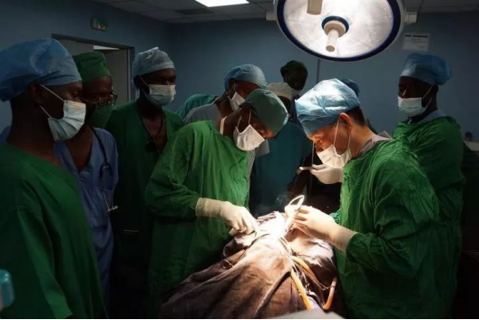 中国医生在马里为病人手术。（图：浙江发布）