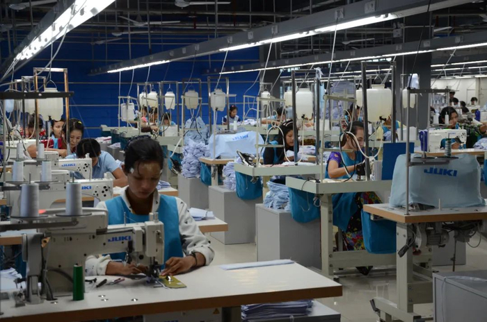 建档立卡贫困户在昭通市昭阳区扶贫工业园区广东立时科技有限公司车间上班，实现了家门口就业。蔡侯友  摄