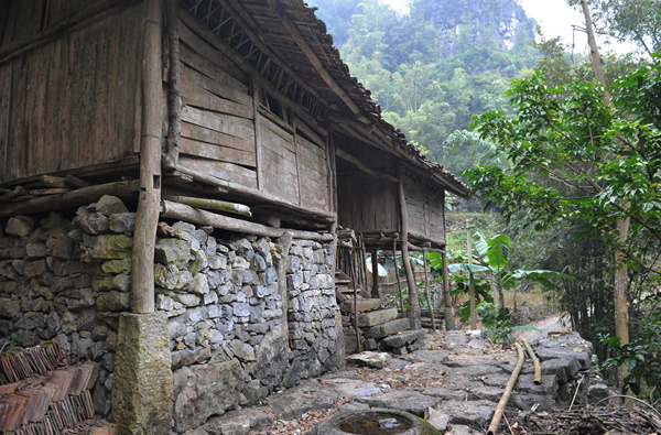 增仰村生存条件恶劣。图为村民的旧房子。  蓝春青摄  