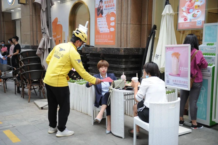 美团骑手走上街头发放倡议书 赵伟 摄