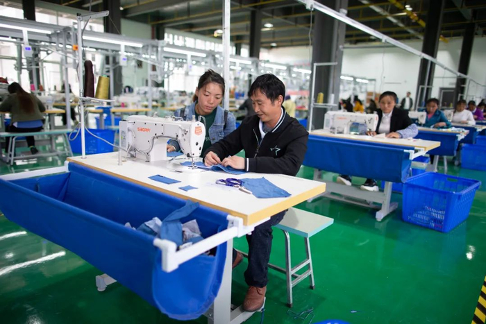 昭通市鲁甸县卯家湾易地扶贫搬迁安置区缝纫加工扶贫车间。高伟 摄