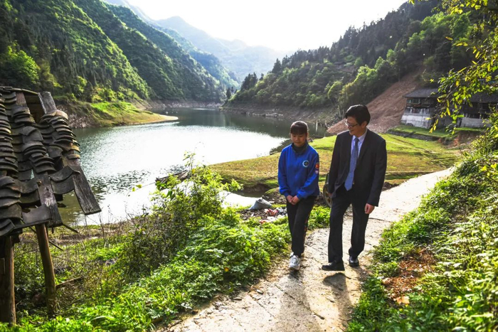 陈立群在台江县台盘乡南庄村家访途中（2019年4月16日摄）。新华社记者 杨文斌 摄