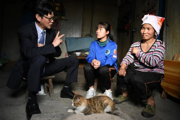 陈立群（左一）在台江县台盘乡南庄村学生张志美家进行家访（2019年4月16日摄）。新华社记者 杨文斌 摄