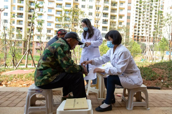 昭通市鲁甸县卯家湾易地扶贫搬迁安置区，社区正在为老年人检查身体。高伟 摄
