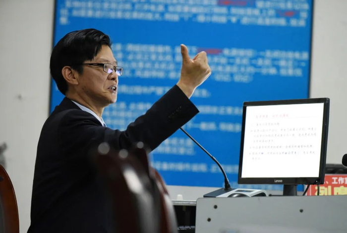 陈立群在台江县民族中学开高考迎考动员会，并对高三迎考学生进行心理辅导（2019年4月15日摄）。新华社记者 杨文斌 摄