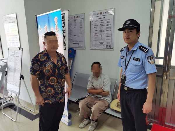 图说：民警顺利找到迷途的多位老人，并送回家中 来源：崇明警方供图（下同）