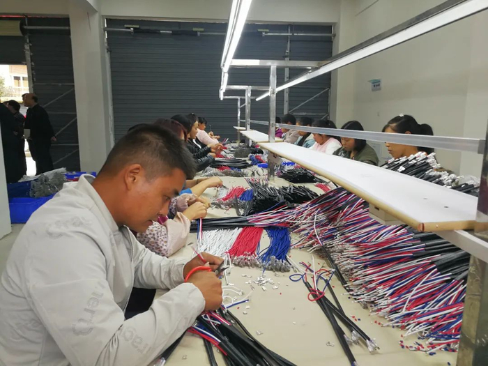 建档立卡贫困户在昭通市昭阳区扶贫工业园区广东立时科技有限公司车间上班，实现了家门口就业。蔡侯友  摄