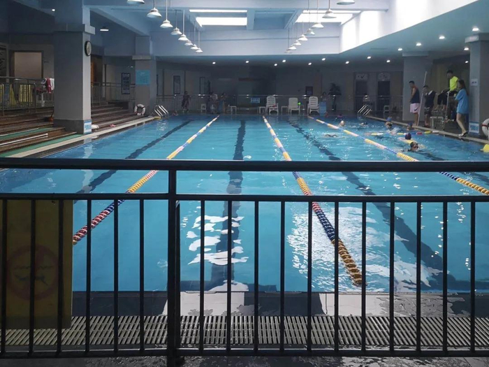 ▲乔明、安宁和李晓旭发生冲突的泳池。新京报记者 李桂 摄