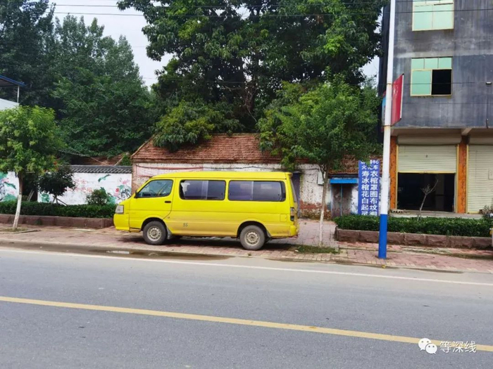 村民俗称的“火化车”      《等深线》记者 苑苏文 摄