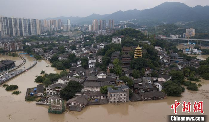 图为8月19日，嘉陵江2020年第2号洪水过境重庆主城中心城区，淹没千年古镇磁器口。　周毅 摄