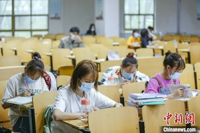 资料图：某高校学生在图书馆自习室内学习。刘宵华 摄