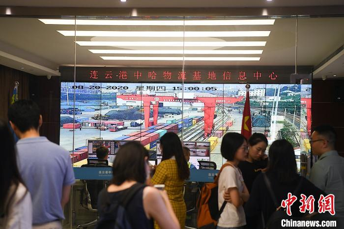 连云港中哈物流基地信息中心。　邵丹 摄