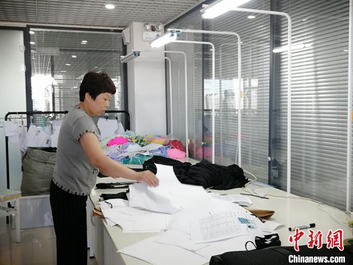 职工在做泳衣。　李晛 摄
