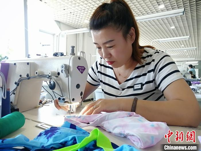     葫芦岛·兴城斯达威泳装超级产业园泳装生产基地职工在做泳衣。　李晛 摄