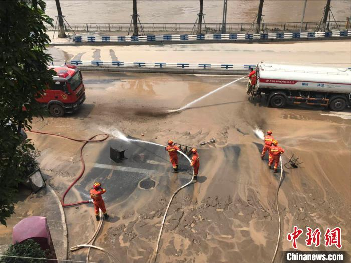 图为洪峰过境后，重庆南岸区消防救援支队正在开展清淤排涝工作。重庆南岸消防救援供图