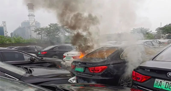 ▲6月28日杭州一辆力帆新能源汽车自燃