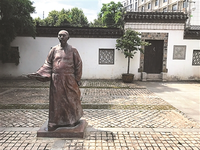  魏源铜像。 本报记者 于 锋摄