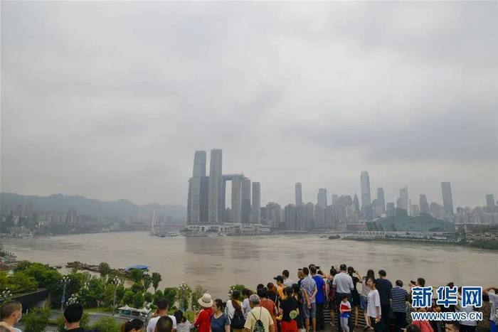 ▲8月19日，市民在重庆南岸区的一个观景平台上观看洪水过境。新华社记者 刘潺 摄