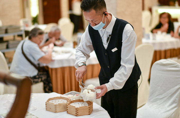 在用餐结束后，服务员也会在必要时提醒顾客打包。新民晚报记者 陈梦泽 摄