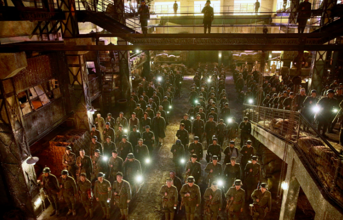 ▲血性英雄，壮士列队誓与阵地共存亡。