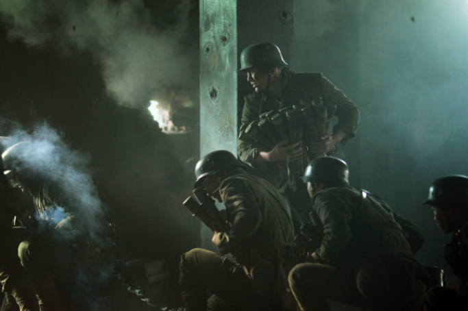 ▲炮火连天，热血激战寸步不退。