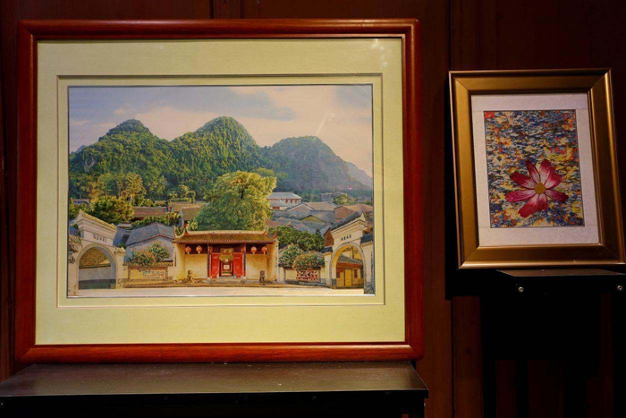 精美的壮锦画。严立政摄