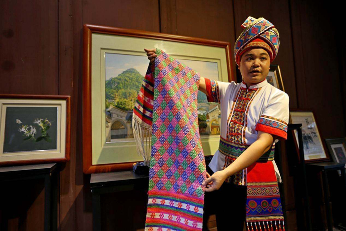 壮锦技艺生产性保护示范基地负责人蓝培文介绍壮锦。严立政摄