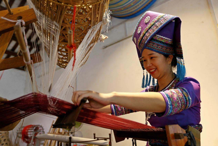 织娘在壮锦技艺生产性保护示范基地织壮锦。严立政摄