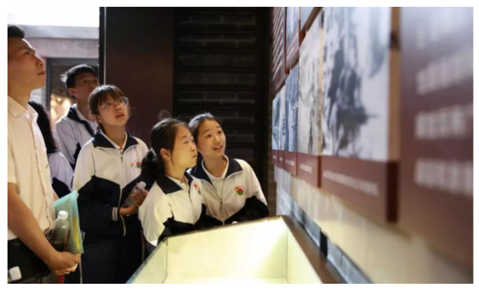 社会各团体参观革命文物和展览