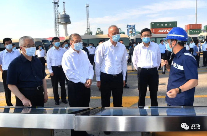 在集装箱码头察看天津港智能改造情况