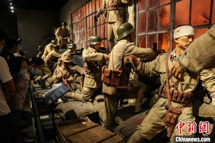 馆内实景还原了当年死守四行仓库的战斗场景。　张亨伟 摄