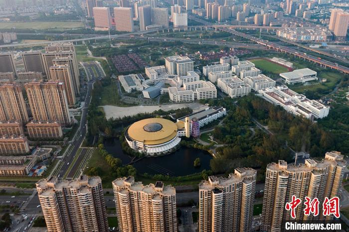 航拍花桥一隅，造型别致的建筑映入眼帘。　泱波 摄