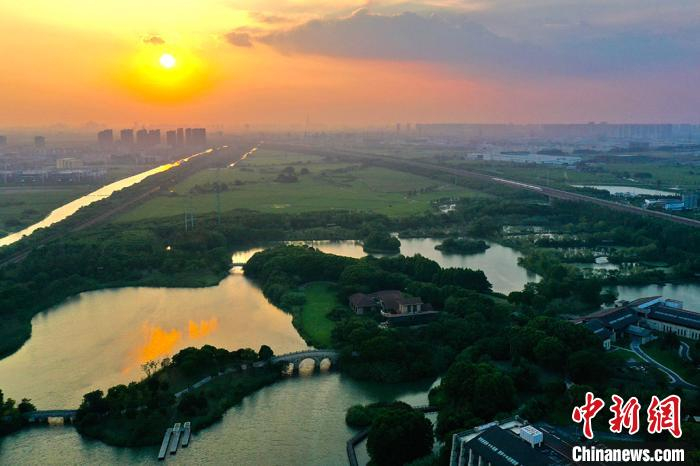 航拍昆山花桥经济开发区辖区内的天福国家湿地公园，曲径通幽，景色秀美，构成了一幅美丽的夏日画卷。　肖勇 摄