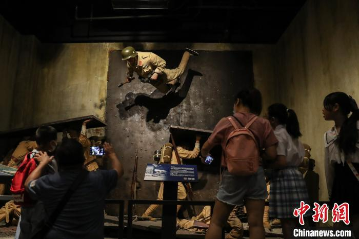 馆内真人大小的蜡像，结合战争环境，真实地再现了四行仓库战斗的壮烈瞬间。　张亨伟 摄