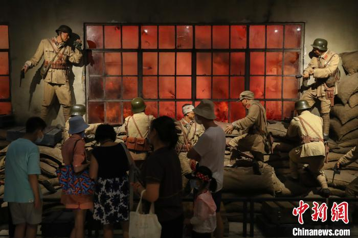 馆内实景还原了当年“八百壮士”英勇奋战的壮烈过程。　张亨伟 摄