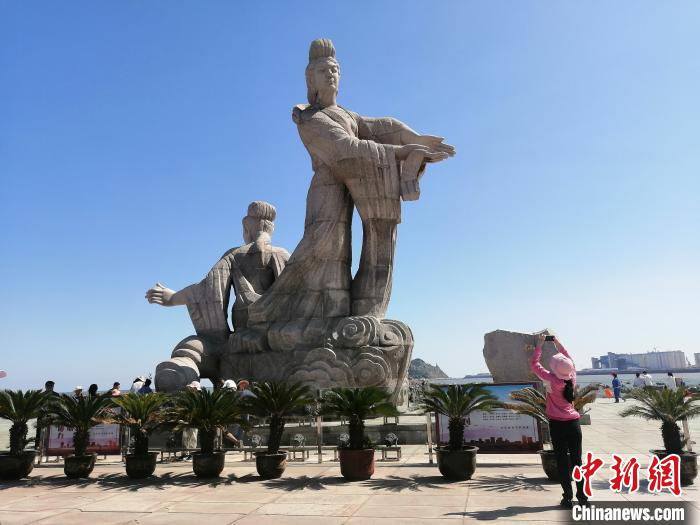 游客在笔架山景区广场。　李晛 摄