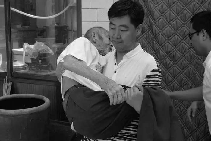 ▲2016年7月，李君放看望老兵刘梦元。