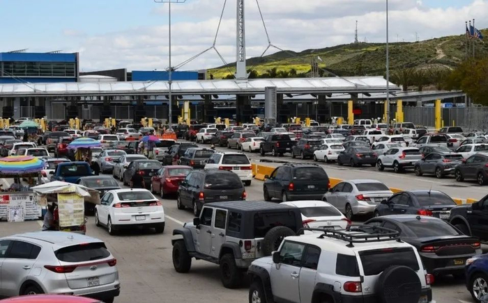  图为繁忙的美国和墨西哥陆路边境口岸