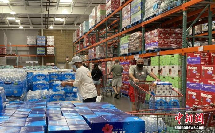 　　资料图：当地时间8月23日，美国国家飓风中心称，目前在墨西哥湾有两个热带气旋正在活动，其中，热带风暴“马可”已于23日升级为一级飓风，热带风暴“劳拉”预计将升级为二级飓风。中新社记者 曾静宁 摄