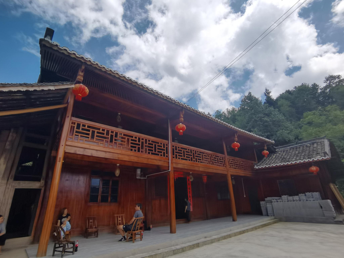 村民邓世选家。一侧的屋檐下垒着买好的灰瓦，他准备下半年把厨房改造了。新京报记者 王颖 摄